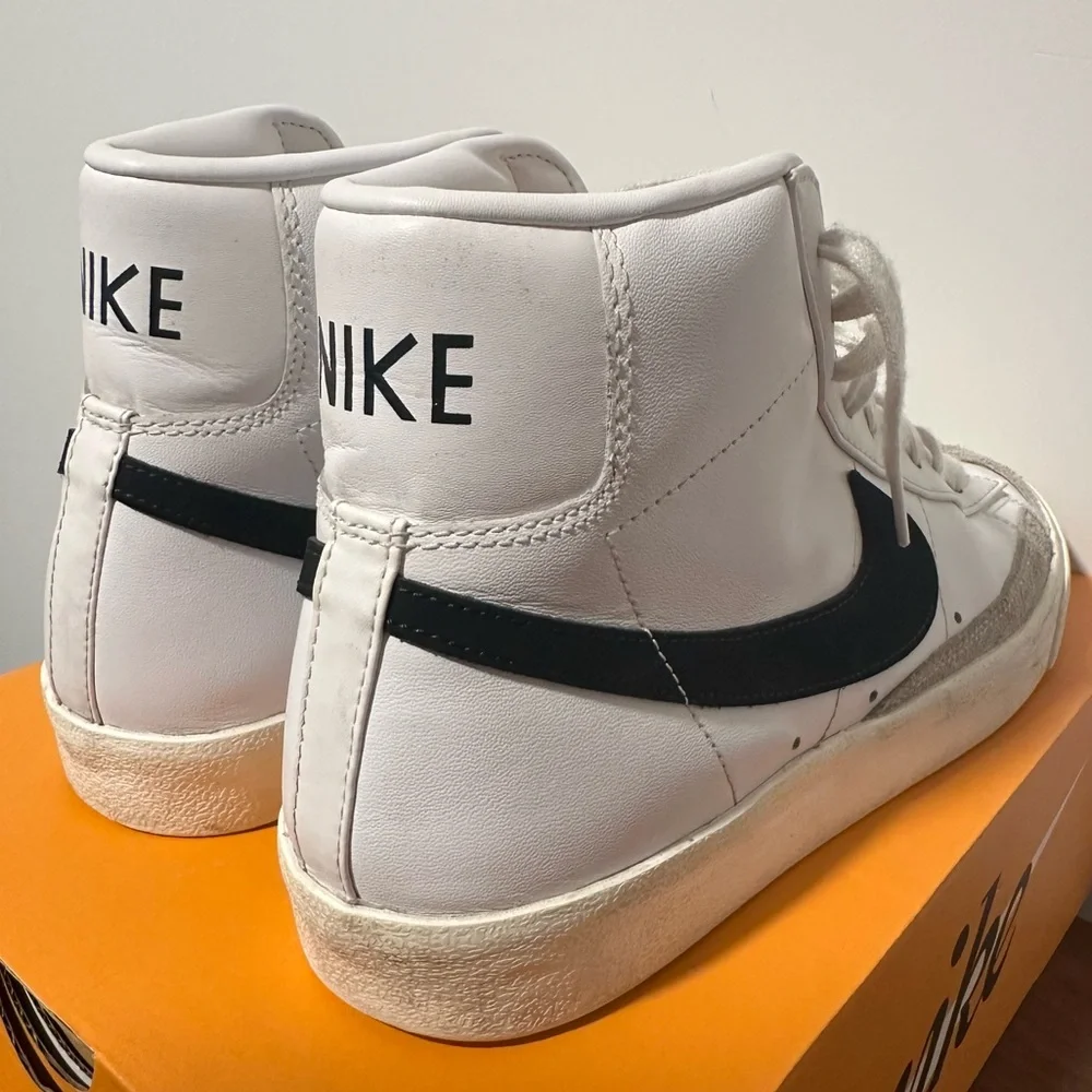 Nike Blazer Mid '77 White and Black Size US Men's 10.5 / Women's 12